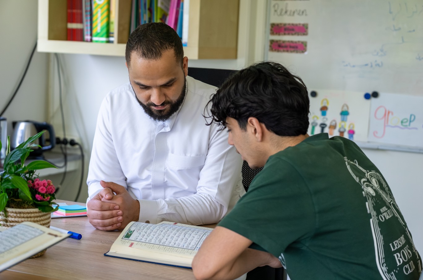 Kinderen krijgen persoonlijke begeleiding tijdens de les
